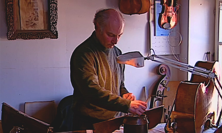 L'industrie du bois - Le travail du luthier - 2mn 26s